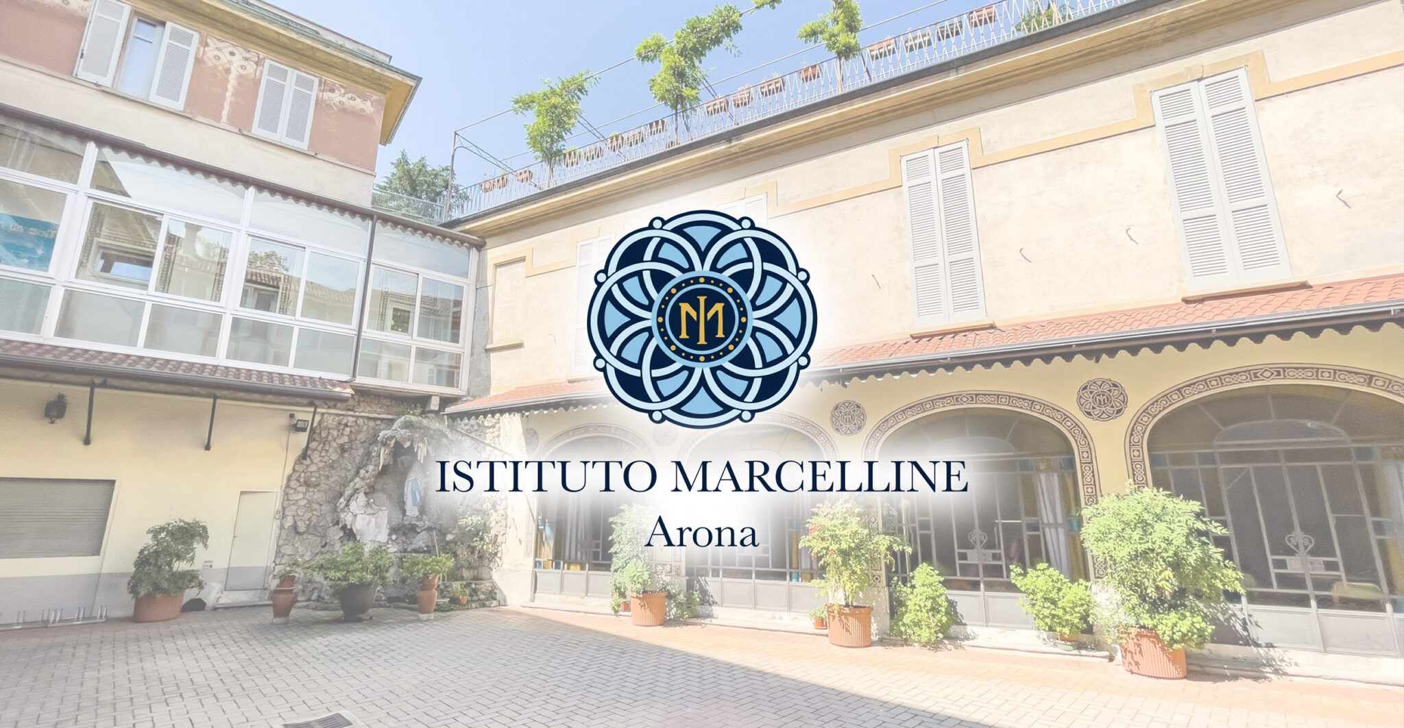 Vista del cortile interno e dell'ingresso dell'Istituto Marcelline di Arona, scuola paritaria con percorsi educativi dalla prima infanzia al Liceo Linguistico.